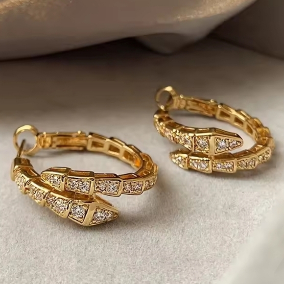 Premium Quakity Luxury Elegant Gold Hoop Earrings - Picture 2 of 6